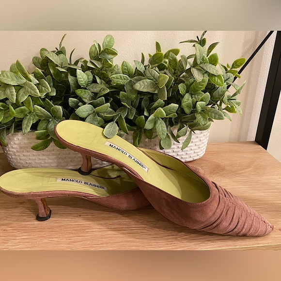 Size 7 Manolo Blahnik shoes! Great condition and so flattering! - Picture 2 of 3